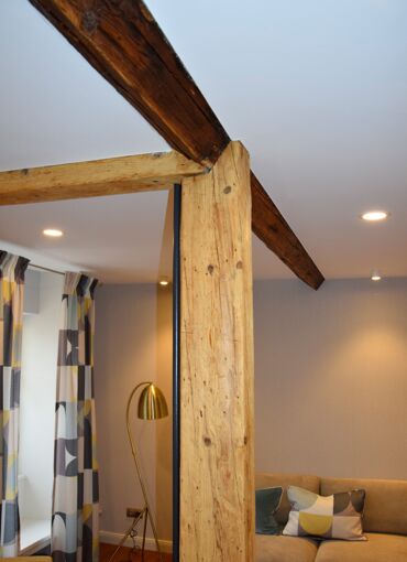 Hotel Markusturm:<br>Decke mit Glasvlies beklebt und gestrichen, Wände tapeziert, Holzbalken mit Wachslasur gestrichen